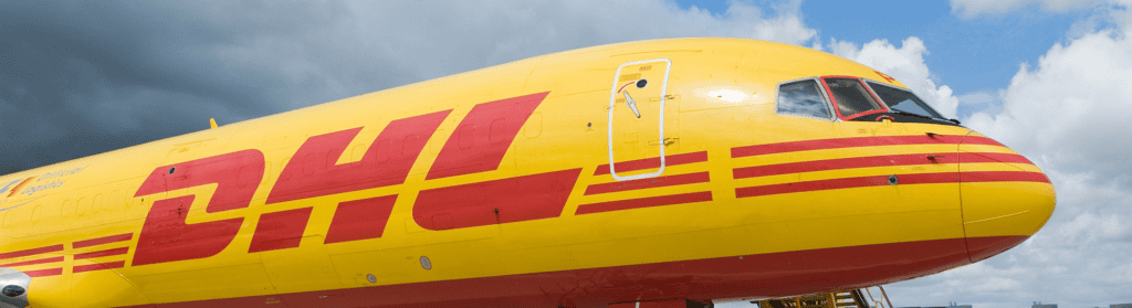 Gelbes DHL Flugzeug – So kannst du international versenden