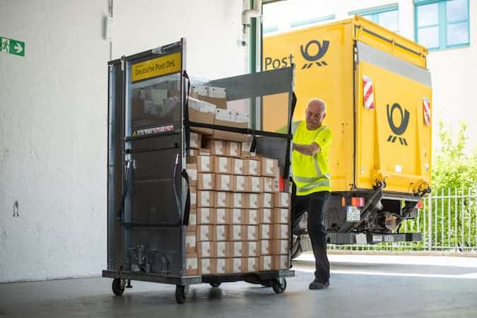 dhl deutsche post LKW und Pakete